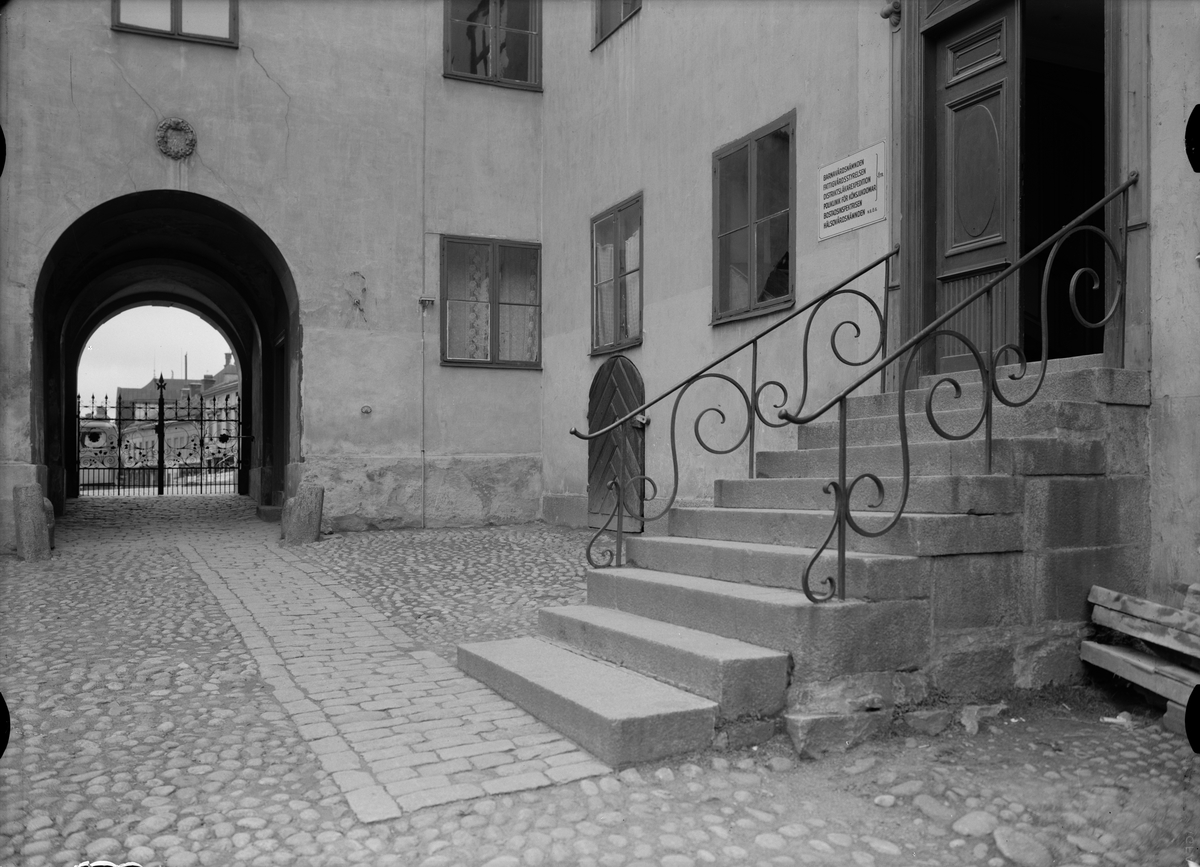 Paul Sandberg, Gillbergska husets innergård, innan Genomfarten byggdes, kvarteret Holmen, Uppsala juli 1934