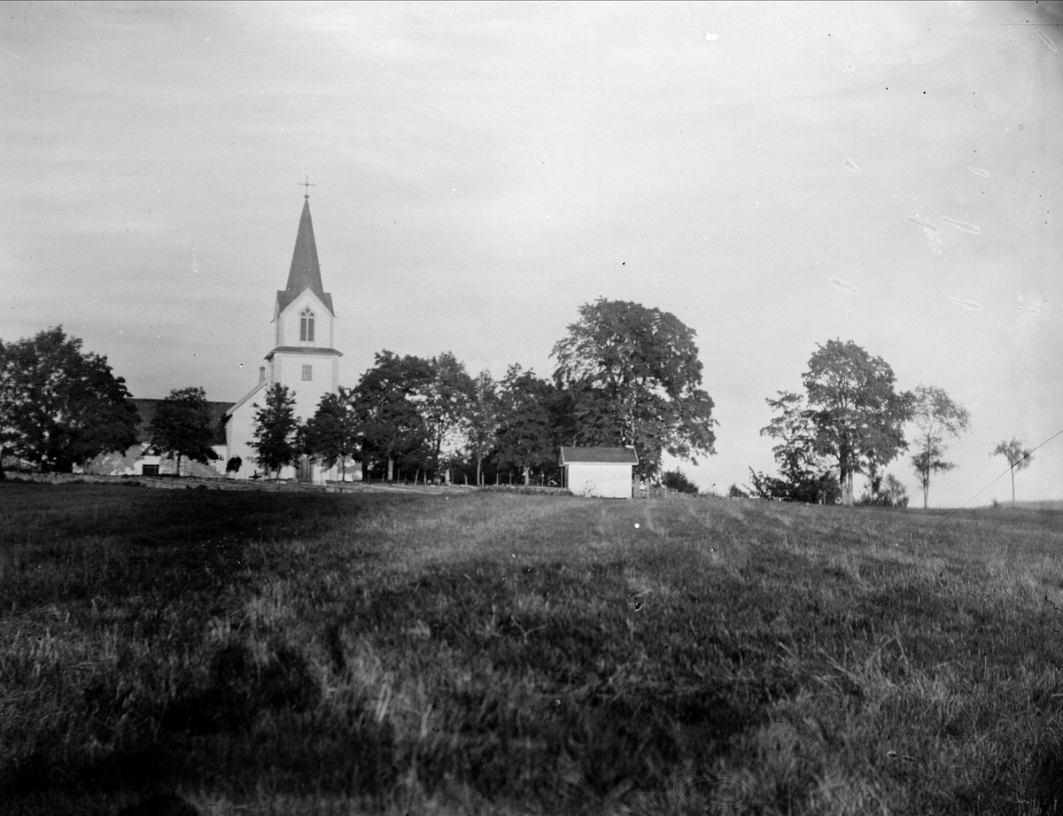 Juliane Fredrikke Langberg, Hurum kirke med omgivelser. Fotografens svoger, Olaf A. Holm, var sokneprest der 1897-1904. Fra malerinne Juliane Fredrikke Langbergs (1856-1930) samling, tatt ca.1895-1910 med motivkrets slekt og venner samt steder tilknyttet samvær med disse.