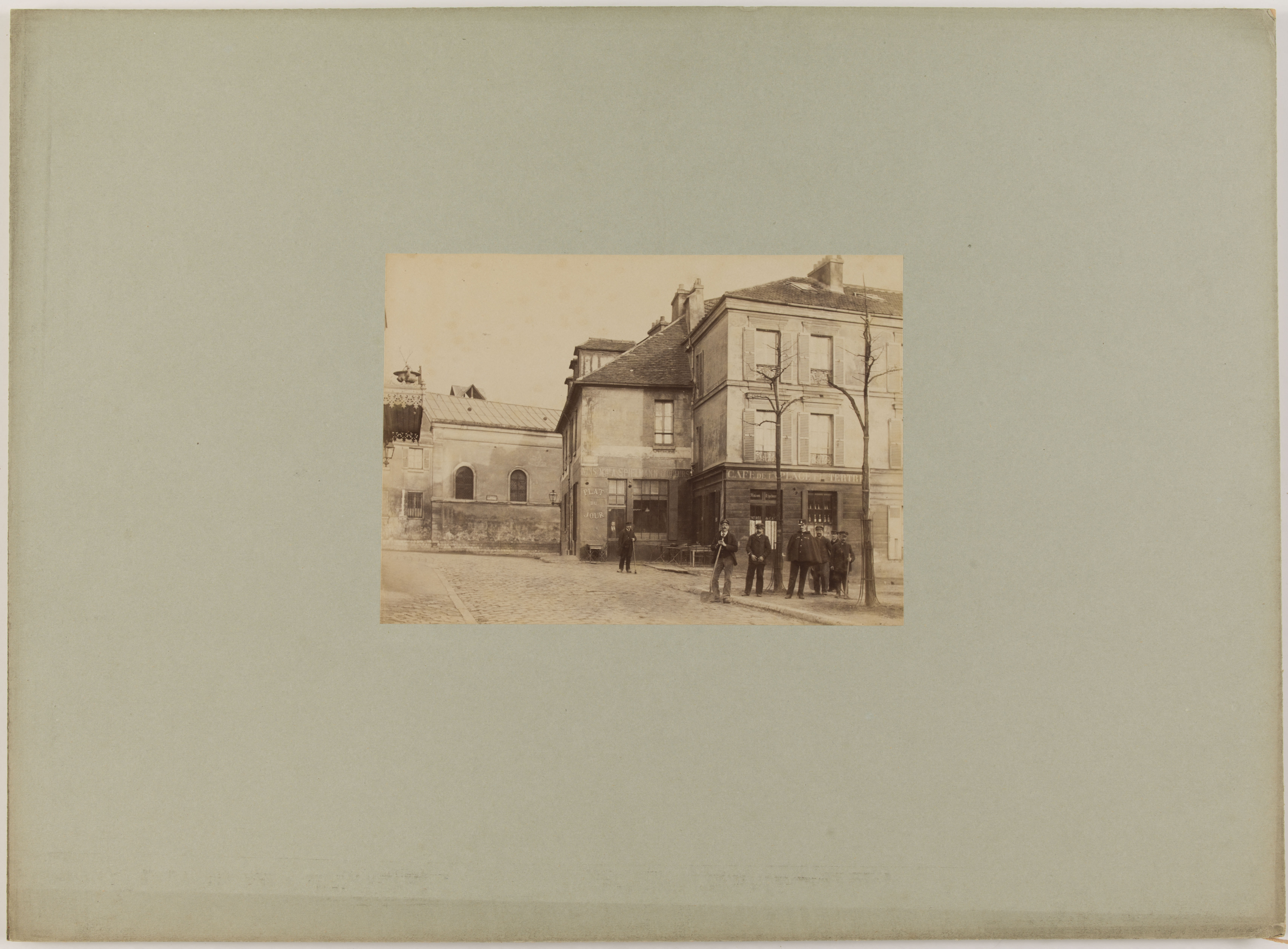 Anonyme, Le vieux Montmartre : portrait de groupe devant le café de la place du Tertre, 18ème arrondissement, Paris