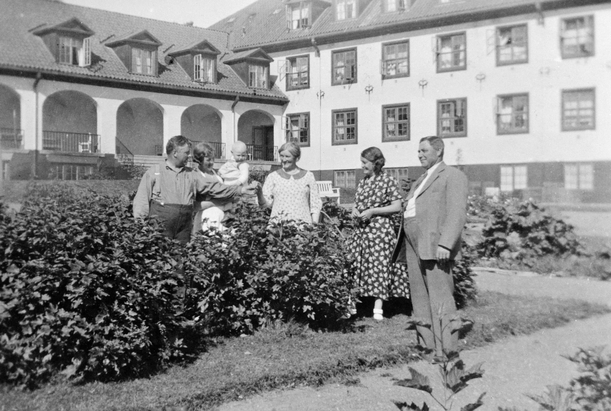 Anno Domkirkeodden, GRUPPE 6, FAMILIEN LARSSON I HAGEN FORAN HAMAR KOMMUNALE ALDERSHJEM, GAMLEHJEM, SJUKEHJEM, SKOLEGATA 22