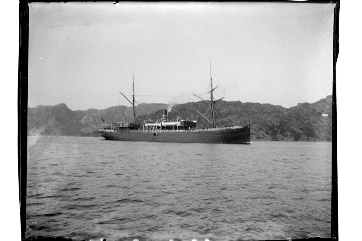 Rolf Sr. Sundt, DS Olav Kyrre på vei inn mot Farsund. Fotografert 1902-03.