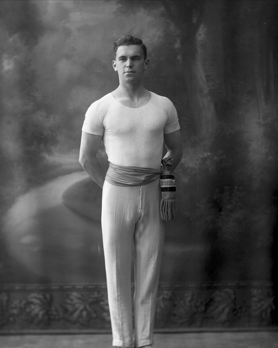 Gustav Borgen, Portrett, mann i turndrakt. Alf Aanning.