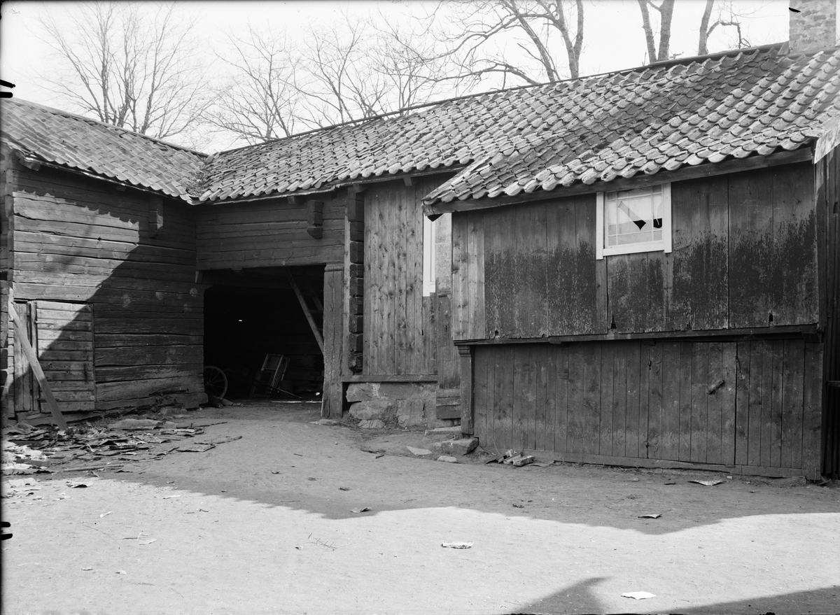 Paul Sandberg, Mangård med portlider och helgdagsstuga - nu på friluftsmuseet Disagården - på ursprunglig plats i Gränby, Björklinge socken, Uppland