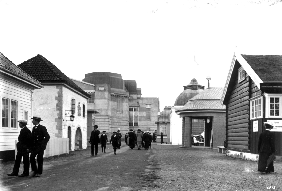 Hermann Christian Neupert, Jubileumsutstillingen på Frogner, Oslo, 1914. Utstillingsområdet med Industribygningen i bakgrunnen. Spaserende kvinner og menn.