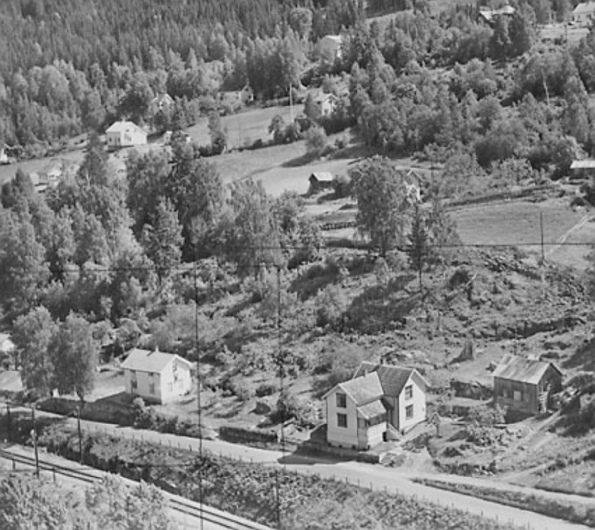 Widerøes Flyveselskap A/S, STENBERG, SOLVANG, FLYFOTO Midt på bildet ser vi Stenberg hvor Samvirkelaget var i perioden 1947-1955. Helt t. h. ser vi Baneminde. Flere opplysninger se boka "Handelssteder i Stange" skrevet av Jan Arne Berg, utgitt av Stange Historielag 2012