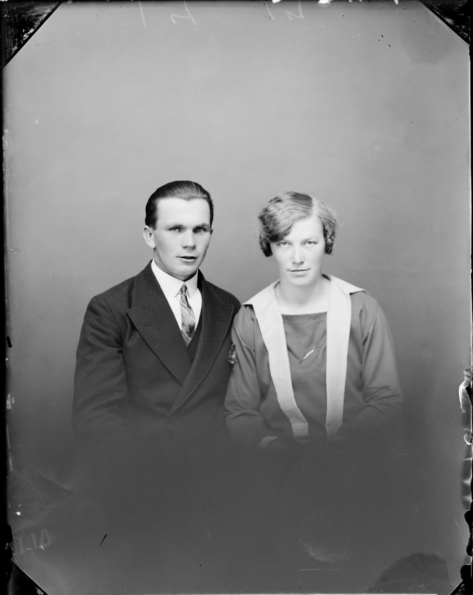 Skötsner-Edhlund, Ateljéporträtt - Helge Andersson och kvinna från Botmora, Uppland