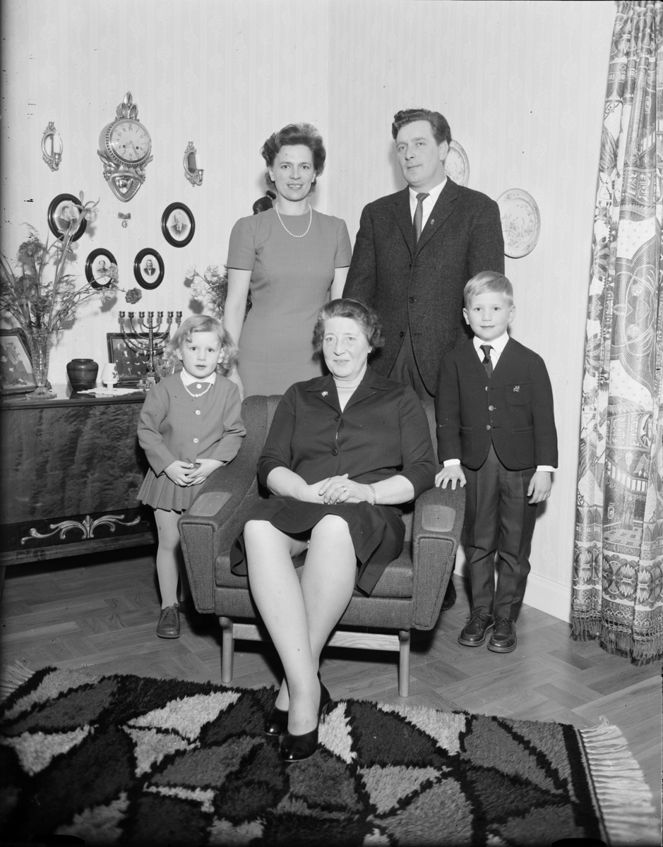 Skötsner-Edhlund, Grupporträtt i hemmiljö, Östhammar, Uppland, 1964