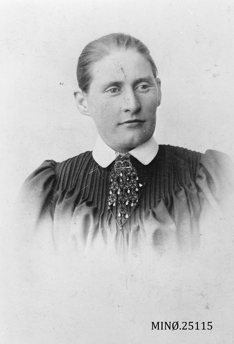 Henrik Augustinsson Stinessen, Portrett av kvinne - Gøran Pedersdatter Måntrøen født 1858.