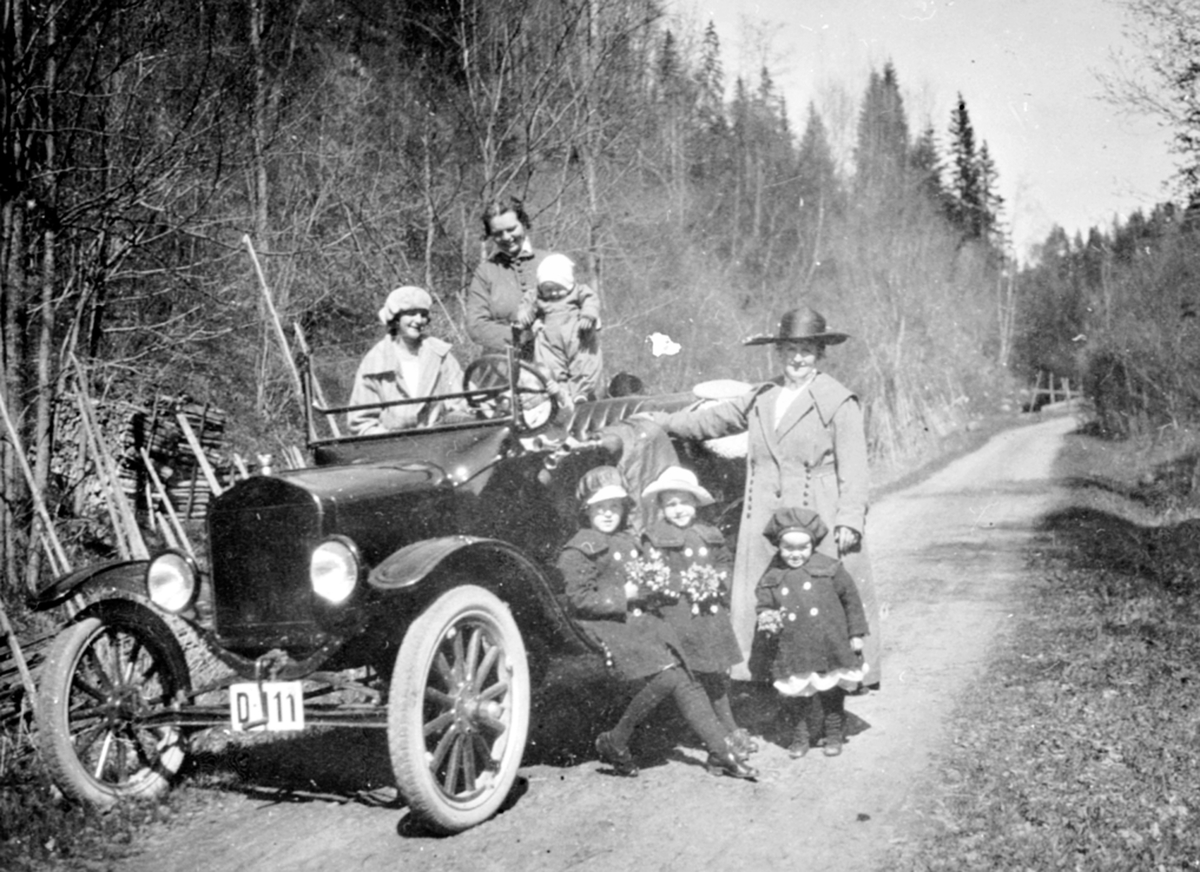 Anno Domkirkeodden, Biltur i Bjørgedalen, Furnes med Ford T 1919-22 modell, D-111. Familien til doktor Karl Løken, Granerud gård, Brumunddal. Småjenter med blomster.