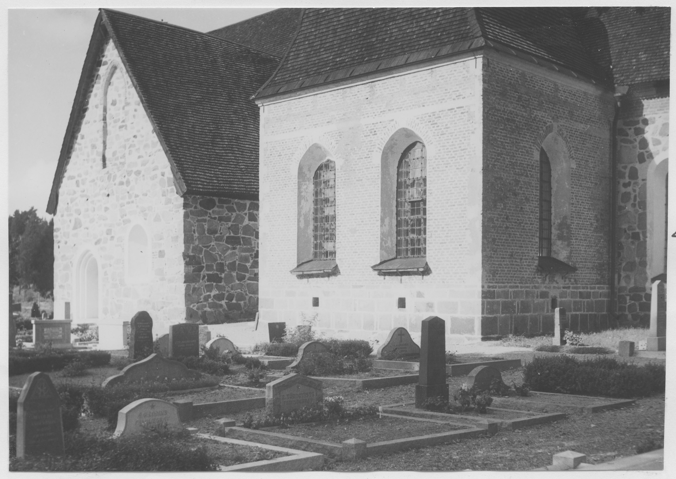 Mårten Sjöbeck, Frötuna kyrka, södra fasaden med gravkor från 1600-talet