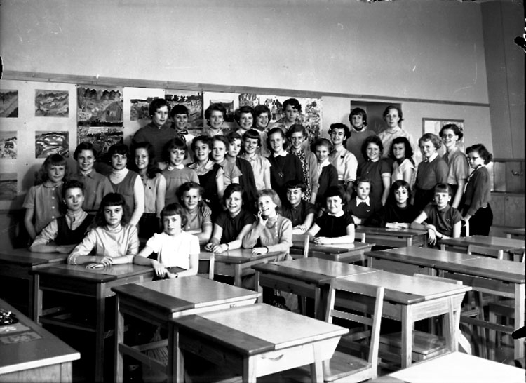 Sven Lindskog, Vasaskolan, klassrumsinteriör, 36 flickor med lärarinna fru Maja Rosenberg. Klass 6b, sal 21.