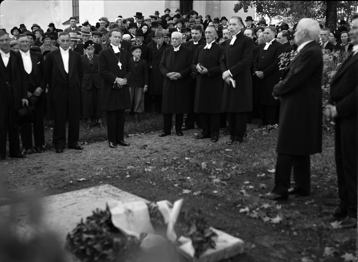 Paul Sandberg, Closure of a memorial crane at the tomb of the crown officer Hamrén in connection with the reopening of the church