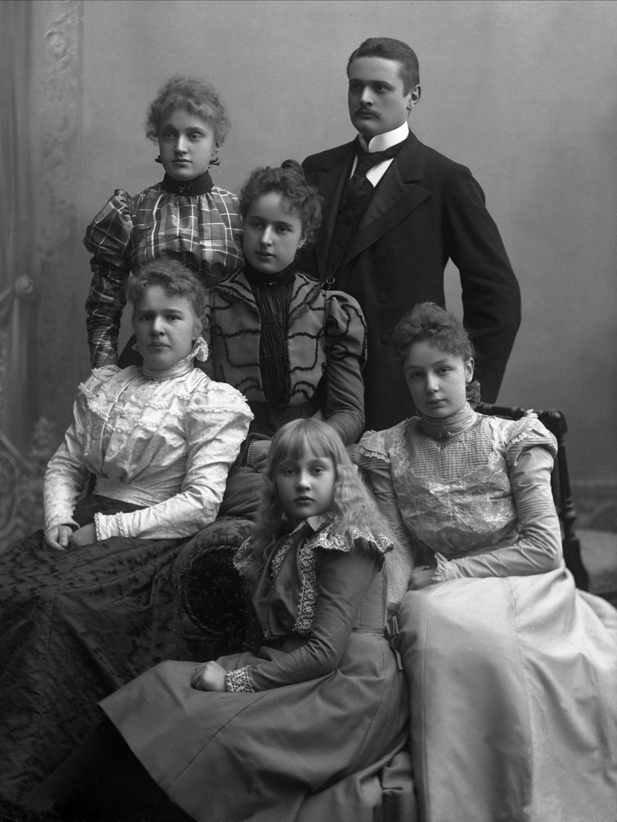 Gustav Borgen, Gruppeportrett, søskenflokk, Einar, Agnes, Theresia, Mimi, Ingrid Jessen.