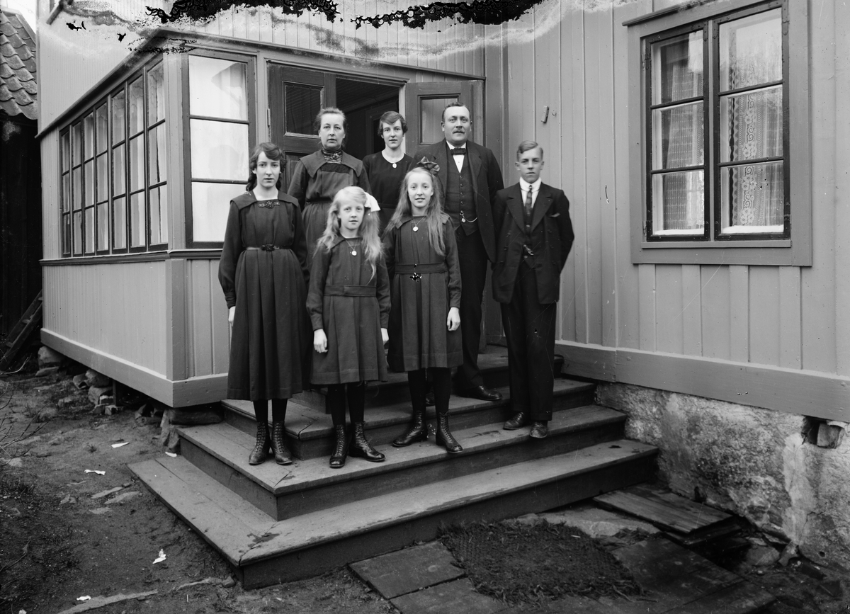 Skötsner-Edhlund, Grupporträtt på trappan, Östhammar, Uppland