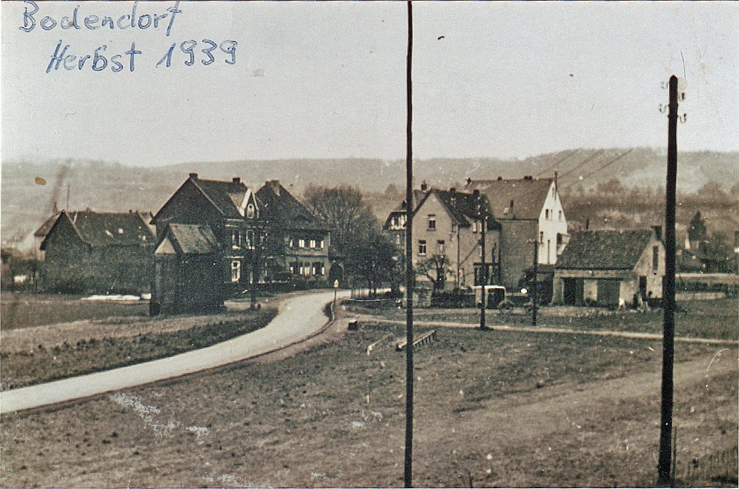 Unknown artist, Blick vom Haus Helenen Ruh in Richtung Dorf aufgenommen und die damals noch erhaltene Dreifaltigkeitskapelle