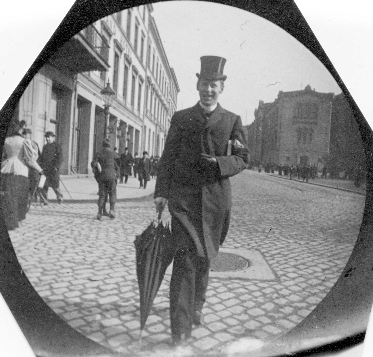Fredrik Carl Mülertz Størmer, Henrik Reimers med flosshatt og paraply, spaserer på Karl Johans gate, Oslo,