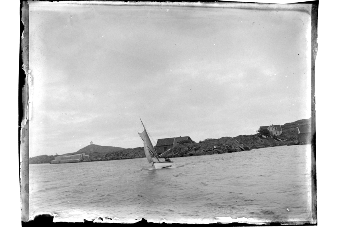 Rolf Sr. Sundt, Seilbåt utenfor kysten mellom Sandøy og Færøy, Farsund. Fotografert rundt 1900.