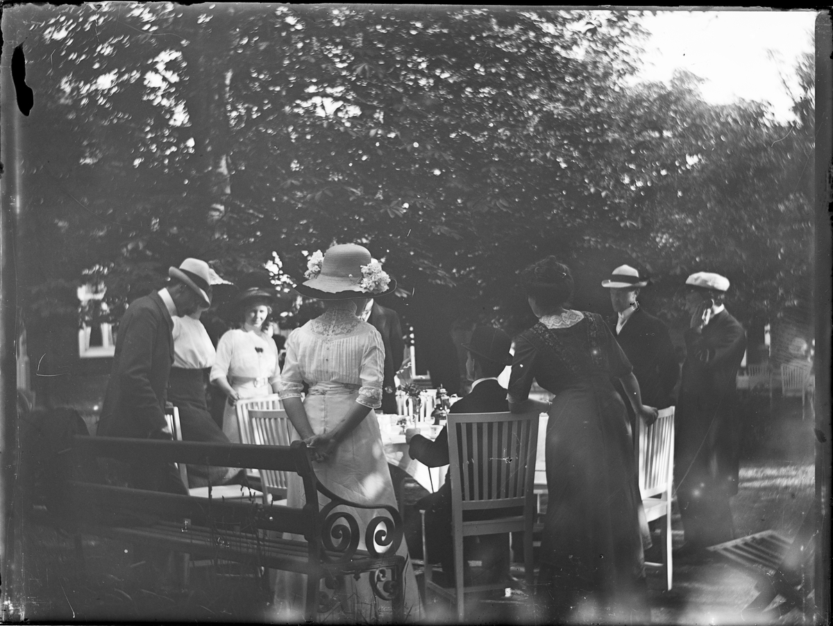 Okänd,, Samling runt bordet i trädgården, Sätra brunn, Sala