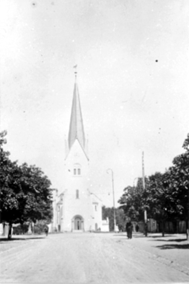 Anno Domkirkeodden, Hamar domkirke, kirkebakken. Folk på fortauet.