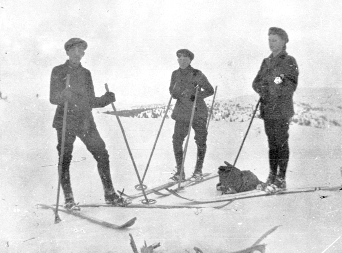 Anno Domkirkeodden, Tre ungdommer på skitur på Natrudstilen, Ringsakerfjellet.