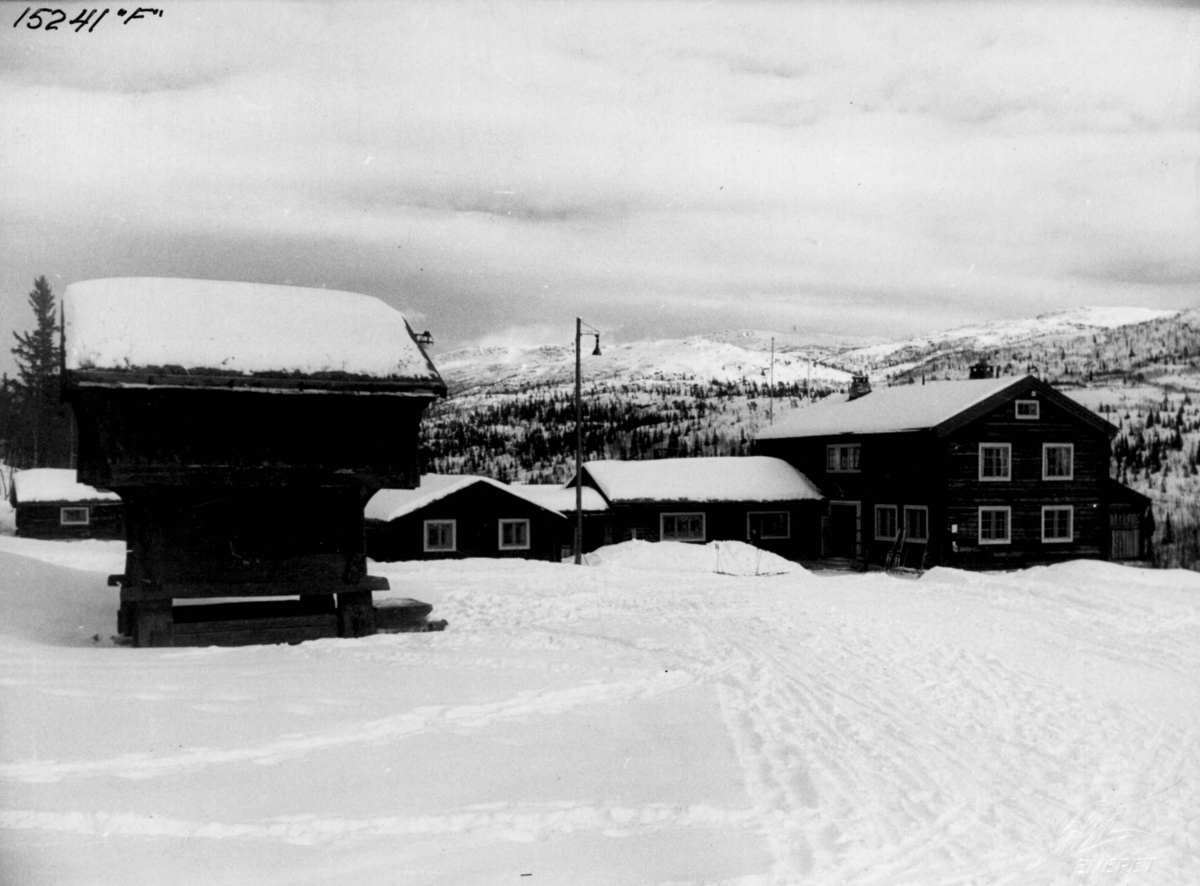 Anders Beer Wilse, Rjukan idrettsforenings skihytte Hjerdalskleiva. Gårdstun