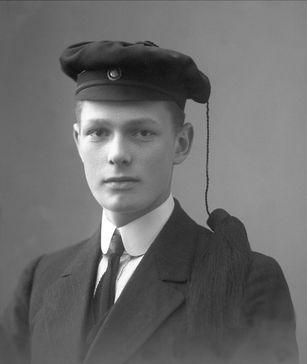 Gustav Borgen, Portrett, mann med studentlue. Haakon Bjørn-Hansen.