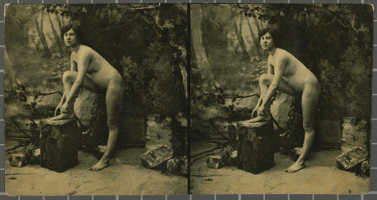 Desconegut, [naked girl in front of photo studio curtain]