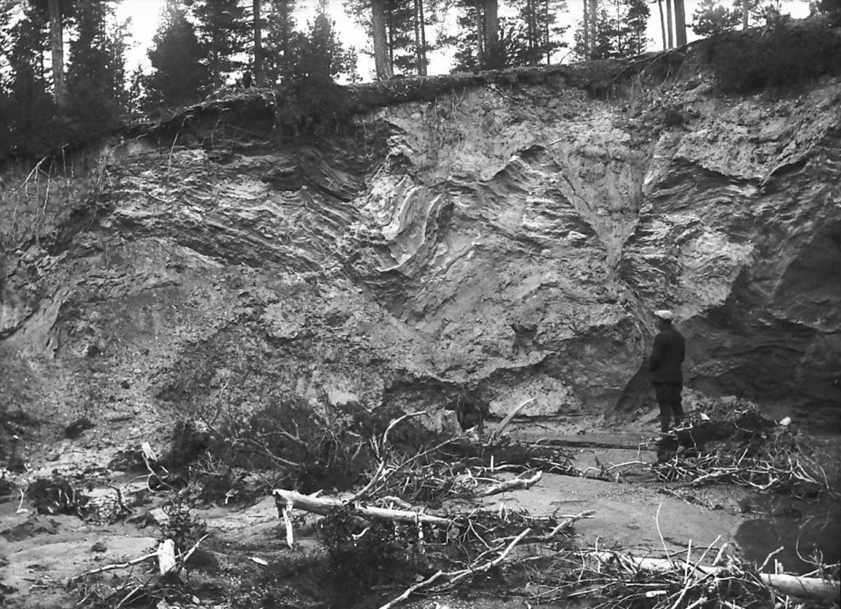 Per K. Lien, Ras, grotte, skjæring, sand- og stein-formasjon i terrenget.