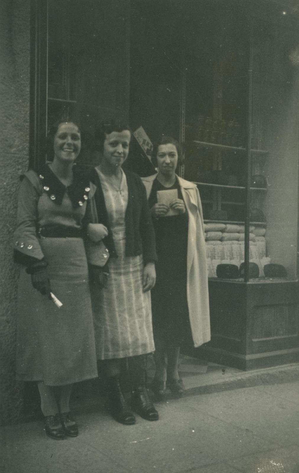 Desconegut, [Portrait of Batlle Louise and two women]