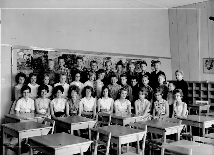 Sven Lindskog, Classroom interior, 32 schoolchildren with a teacher.