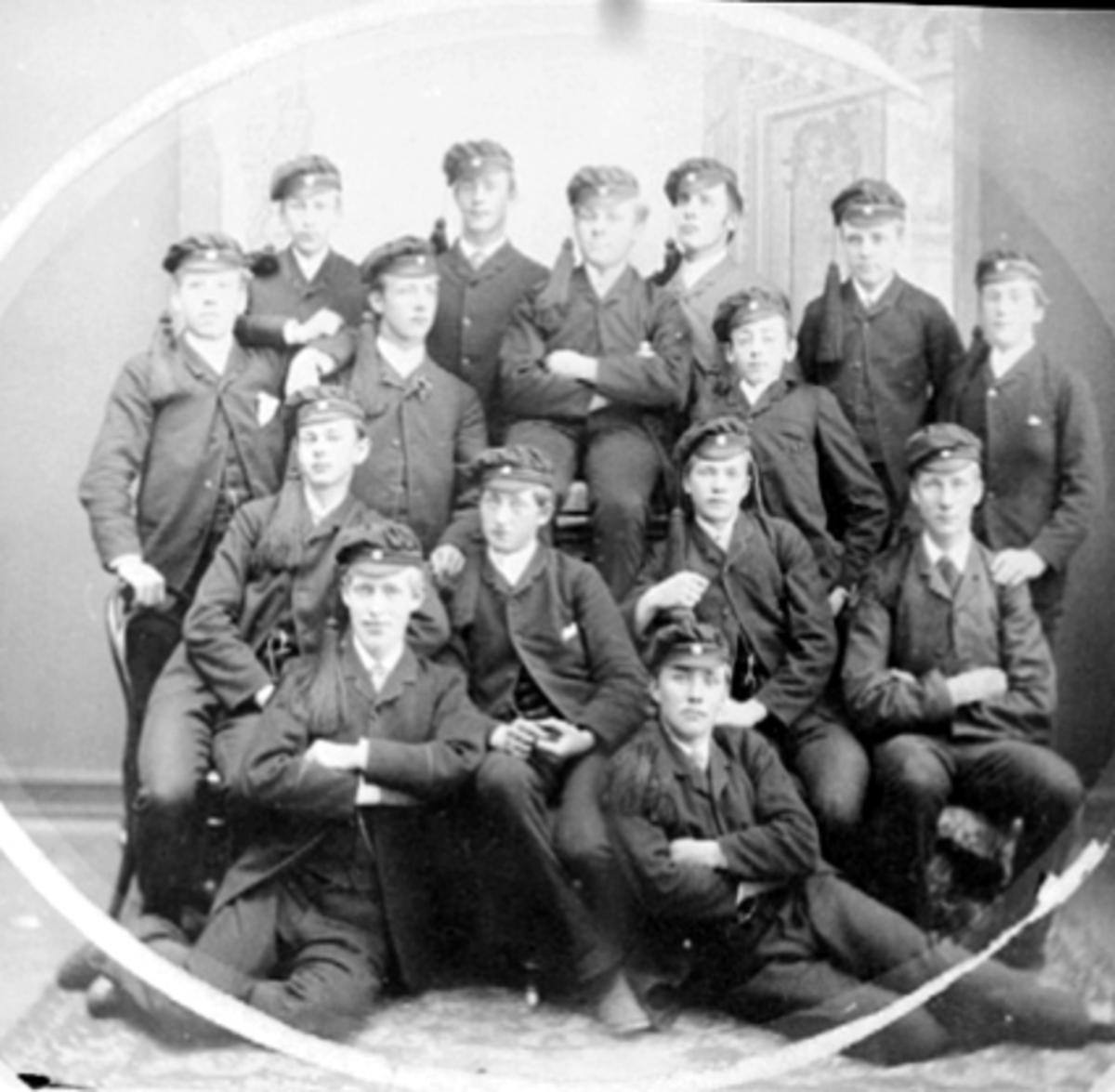 Anno Domkirkeodden, GRUPPE MENN, STUDENTER, 1888, HAMAR KATEDRALSKOLE, OFF. HØYERE ALMENSKOLE, K. VEIIEN, J. JENSEN, E. KAARUD, CHR. HILLE, M. ASLA. T. STABO, O. GRASMO, A. STEEN, P. JENSEN, A. LYNGER ?, H. BRYHNI, K. SVENKERUD, TETERVIK ?, MÜLLER, E. SKRAASTAD, S. BRATTEVIK, JENSEN, REALISTENE OLSEN OG VEFLINGSTAD IK…