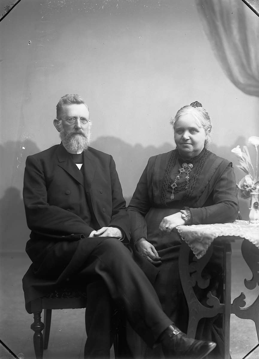 Martin Finborud, GRUPPE 2. SOKNEPREST OLUF MARTINIUS KRISTIANSEN OG FRUE KAREN HANSEN. PREST PÅ NES, Ringsaker.