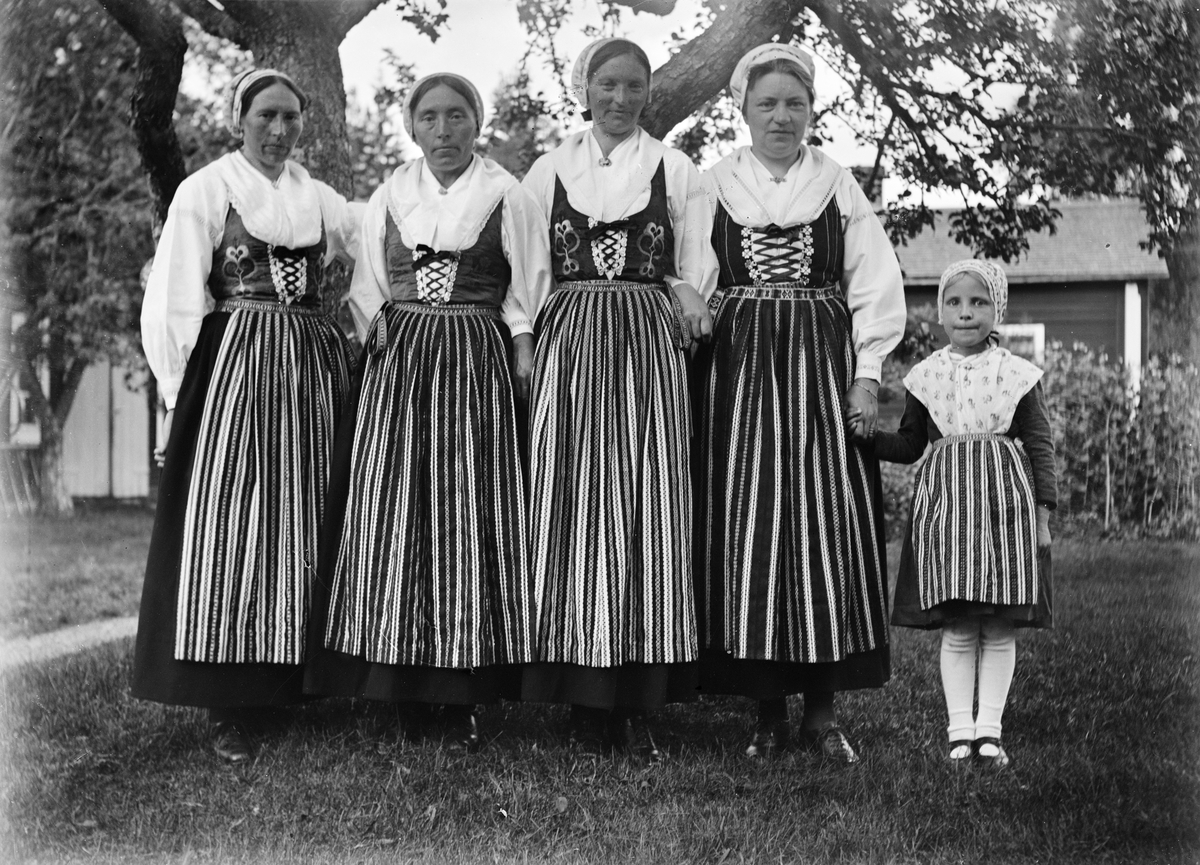 Okänd,, Christiane och Marit Liljefors med Sves Olles döttrar, Anna, Kristina och Britta, finklädda i folkdräkter, sannolikt Leksandsdräkten, sannolikt i Svensgården i Dalarna, Sverige