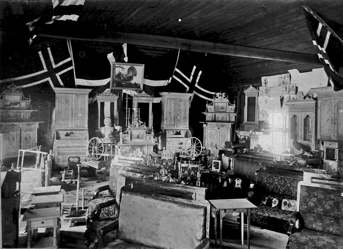 Jan Erik Øvergård, Bygning (innvendig), møbler, inventar, flagg.