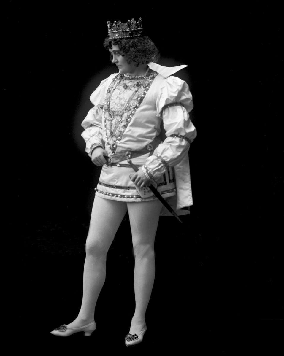 Gustav Borgen, Portrett, operasangerinne, sopranen Gabrielle Bidenkap som "Prinsen av Mantua", fra Cornevilles klokker" (av Planquette), Nationaltheatret 1902.