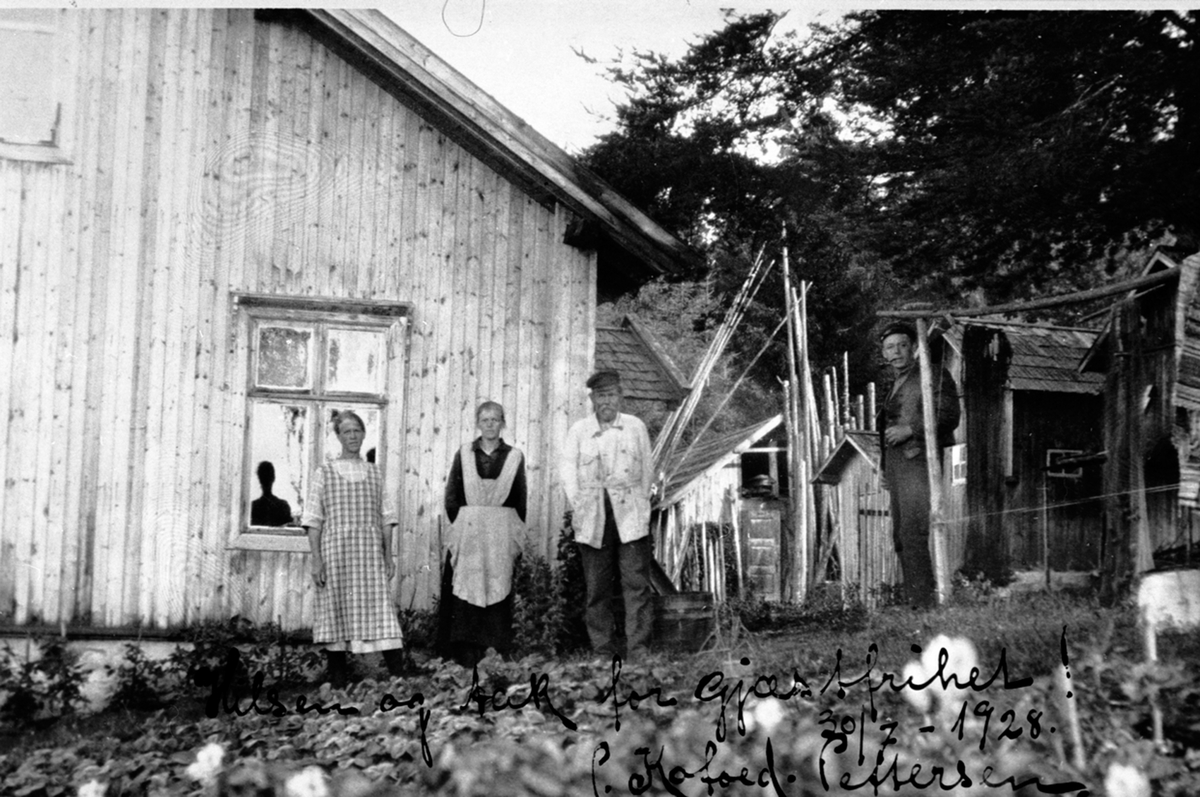 Anno Domkirkeodden, Eksteriør Seilstad, Sandvold, Nes, Hedmark. Martha Lundstein (1896-1977), Borghild Lundstein (1886-1970), Hagbart Lundstein (1861-1956), Einar Lundstein (1893-1923).