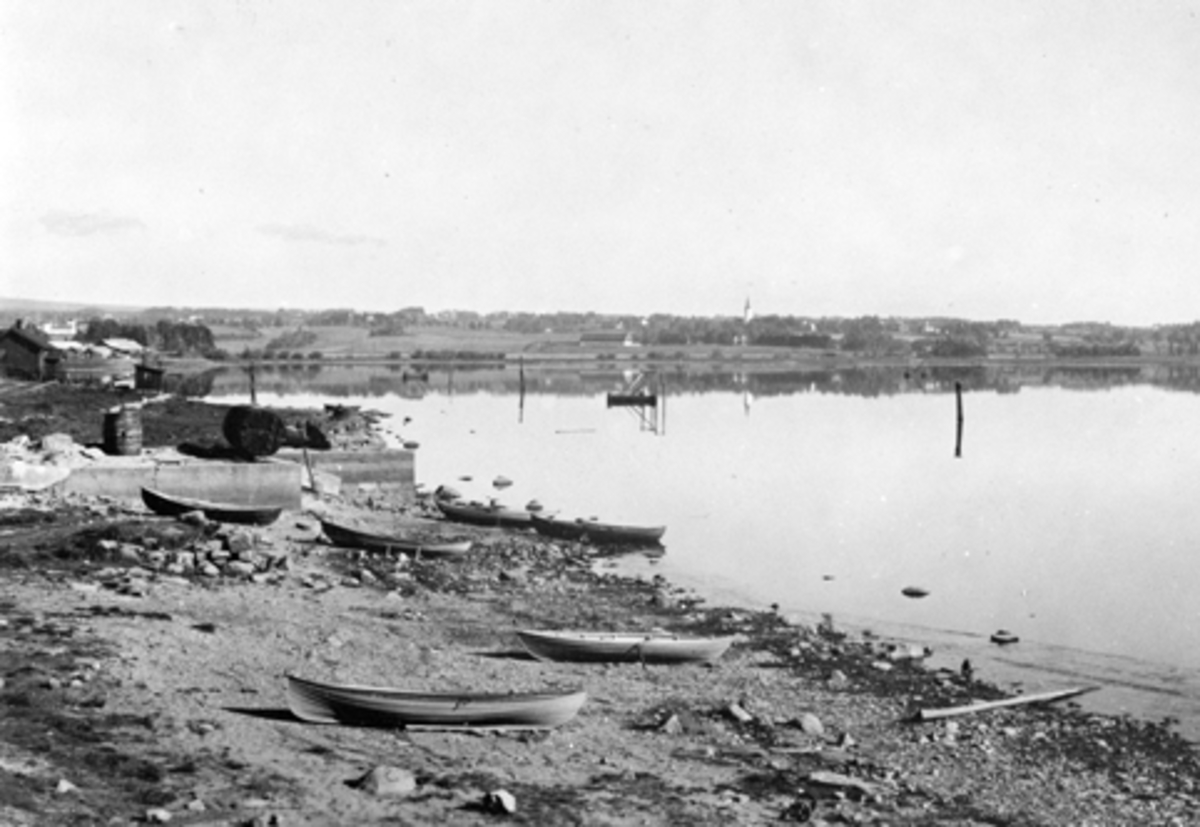Anno Domkirkeodden, ÅKERSVIKA, MOT ÅKER GARD, ROBÅTER PÅ STRANDA