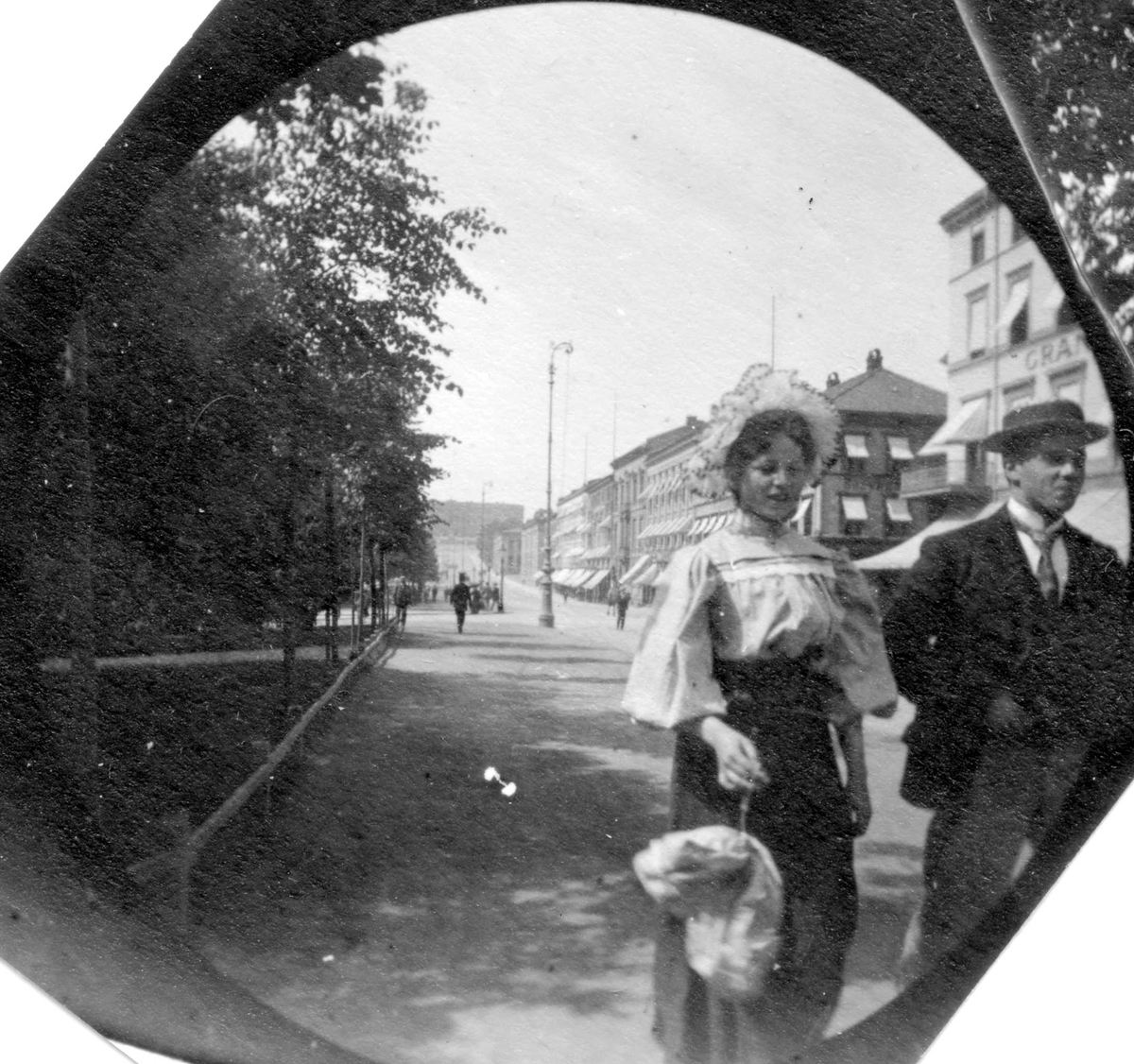 Fredrik Carl Mülertz Størmer, Et par spaserer langs Karl Johans gate, Oslo, med Grand Hotell på den andre siden og Slottet skimtes