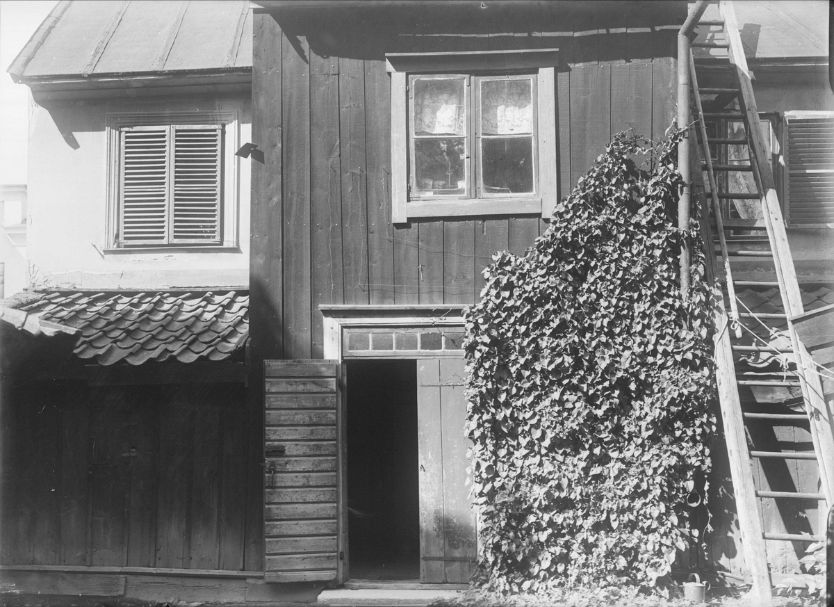Alfred Dahlgren, Gårdsinteriör, kvarteret S:t Lars, Svartmangatan 10, Fjärdingen, Uppsala 1908