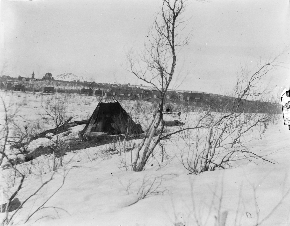 Josef Ärnström, Kåta, med Kiruna kyrka i bakgrunden, Kiruna, Lappland