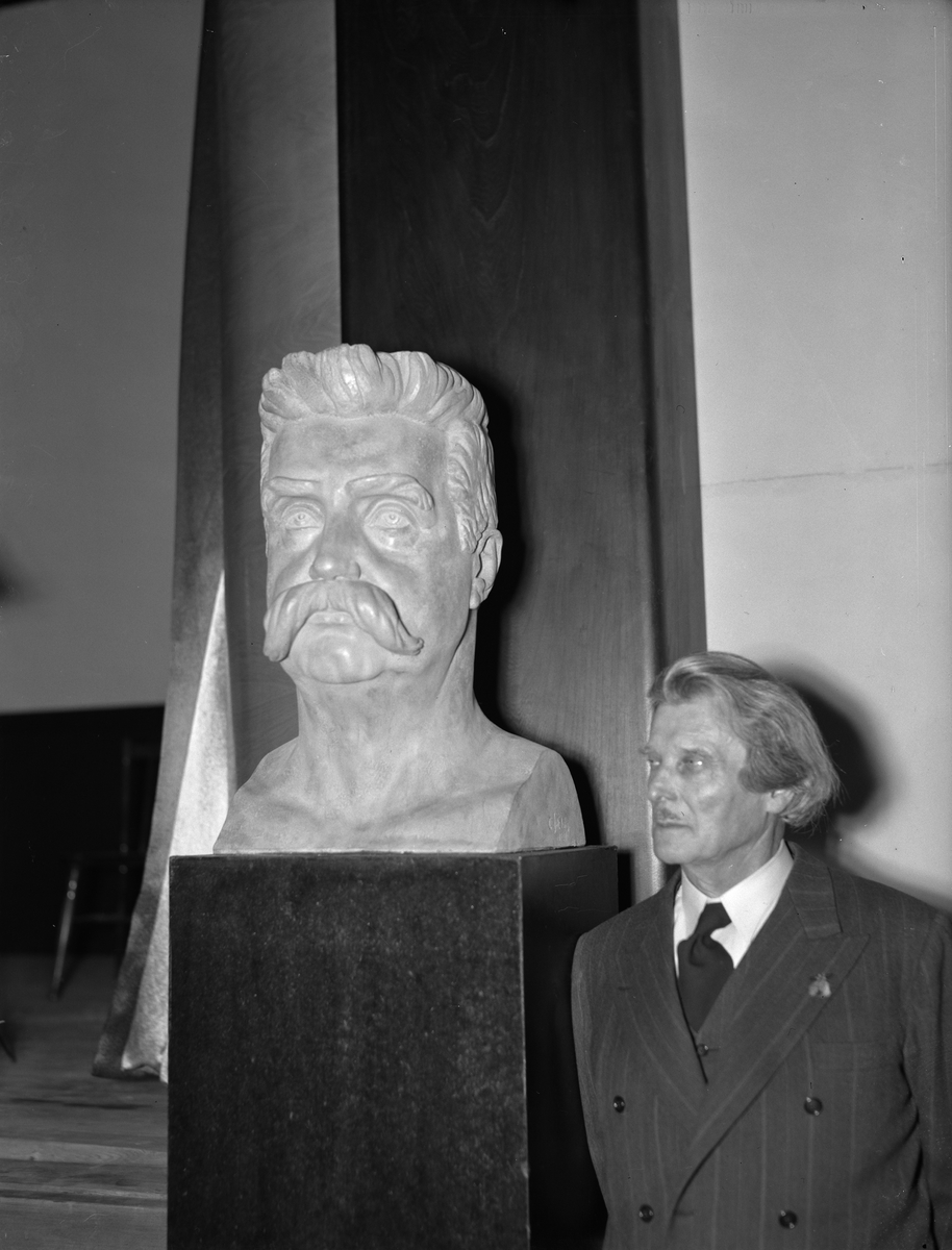Paul Sandberg, Skulptören Carl Eldh vid sin byst av Hjalmar Branting, sannolikt Uppsala, 1941