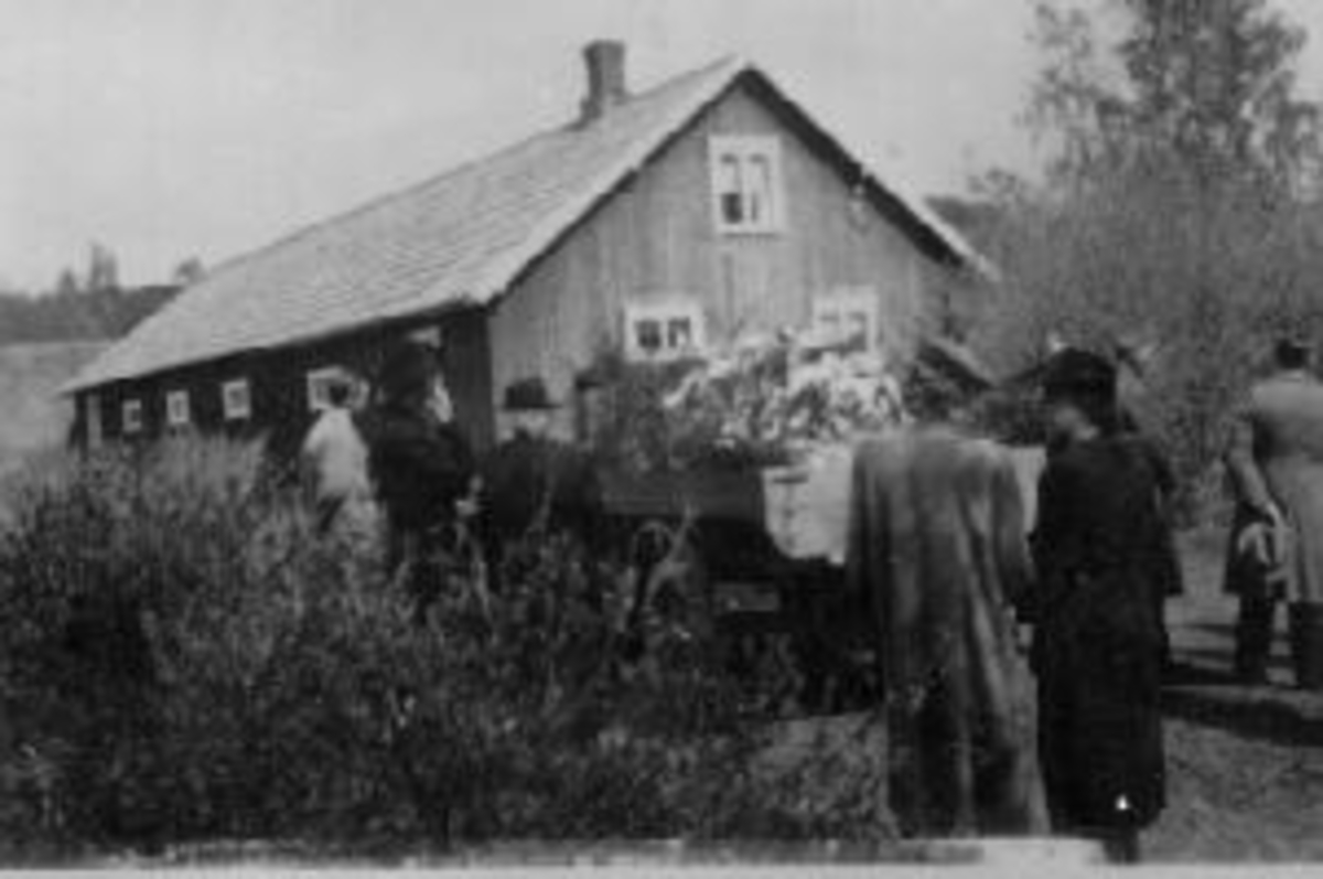 Anno Domkirkeodden, Begravelse etter Anne Marie Finden (1934-1946). Båren settes på plass på lastebil for transport til kirken. Mye folk på Kise-østre, Nes, Hedmark.