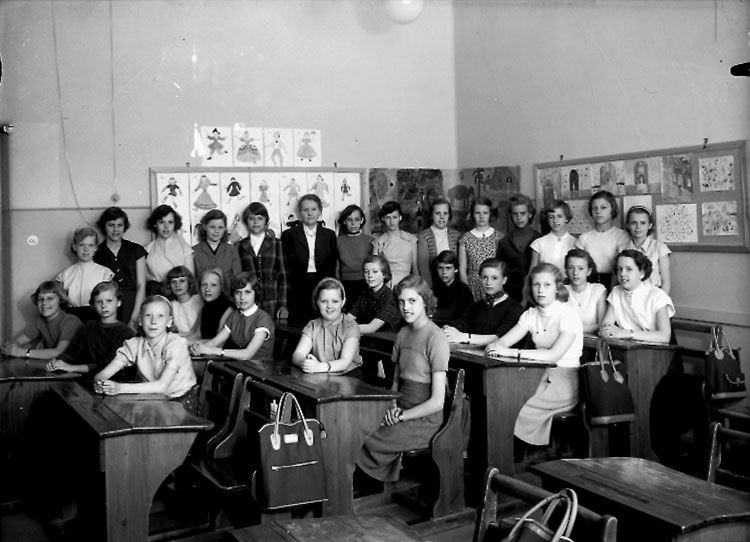 Sven Lindskog, Kommunala Flickskolan, klassrumsinteriör, 27 flickor med lärarinna fru Greta Zommarin. Klass 6i, sal 1.