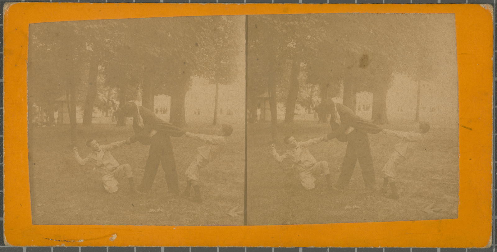 Desconegut, [Two children playing with a man]