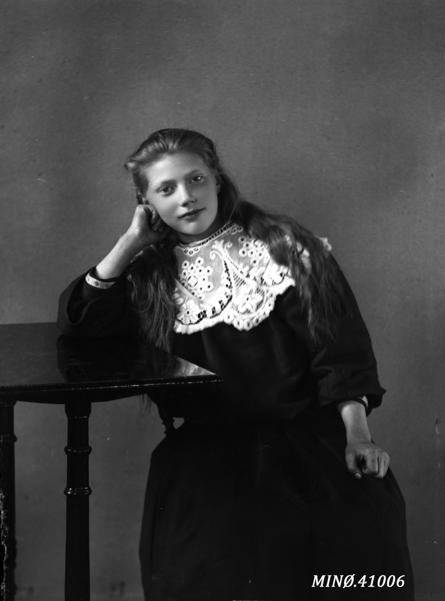 Oscar Holte, Portrett av ung jente - Hulda Hansen