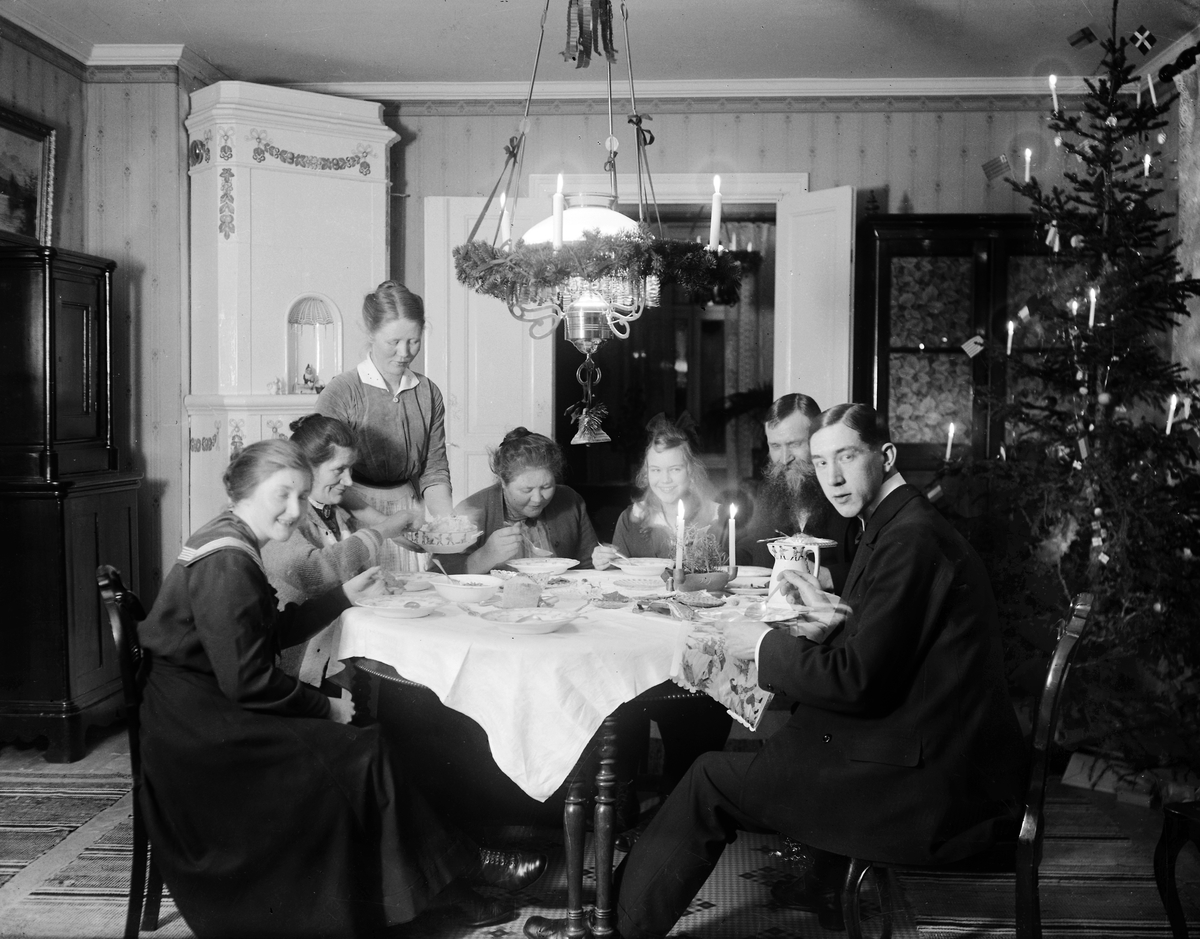 Skötsner-Edhlund, Familjen Skötsner-Edhlund äter julgröt, Östhammar, Uppland
