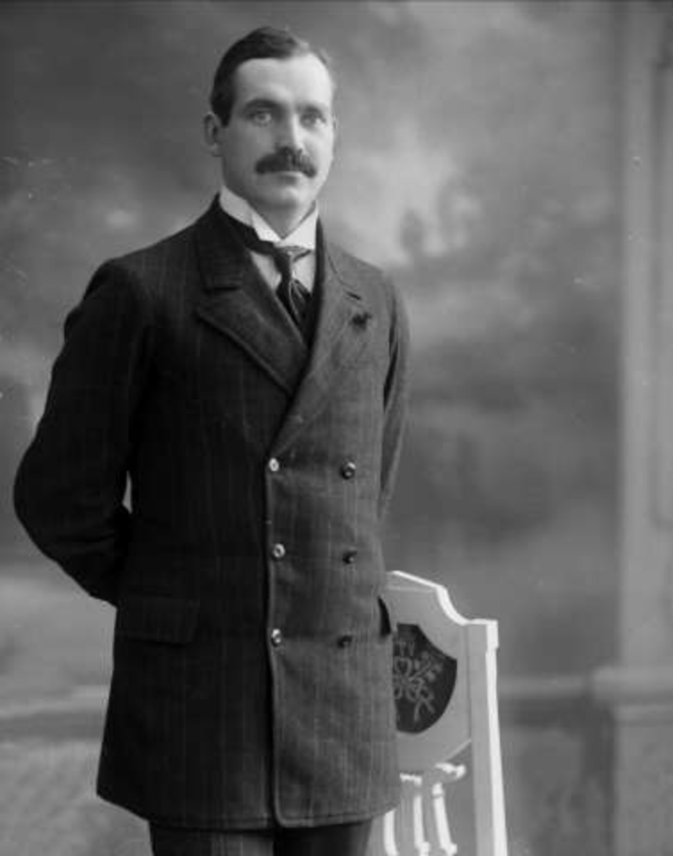 Gustav Borgen, Portrett, mann i mørk, stripete dress. Stud. jur. Næss.