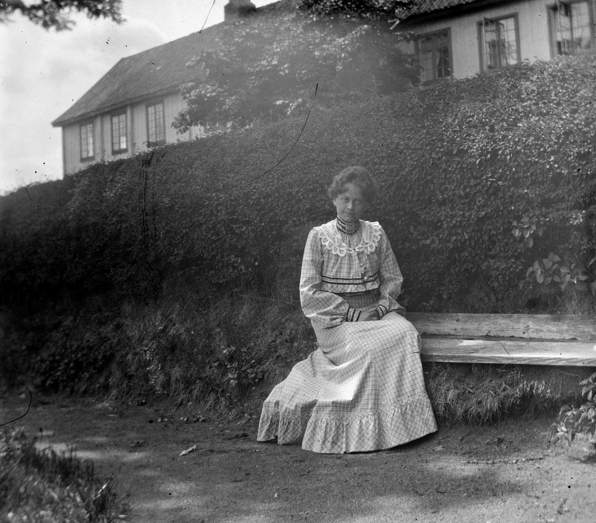 Jacob Tollesen Hoel, Johanne Mathea Hoel. (født 30/5-1871). Hovinsholm gård, Helgøya i Ringsaker. Foto Jacob Hoel.