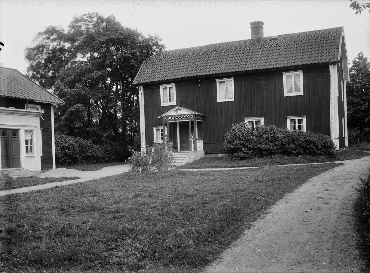 Paul Sandberg, Gårdsmiljö med mangårdsbyggnad och flygelbyggnad, Röcklinge, Västerlövsta socken, Uppland, sannolikt 1920-tal