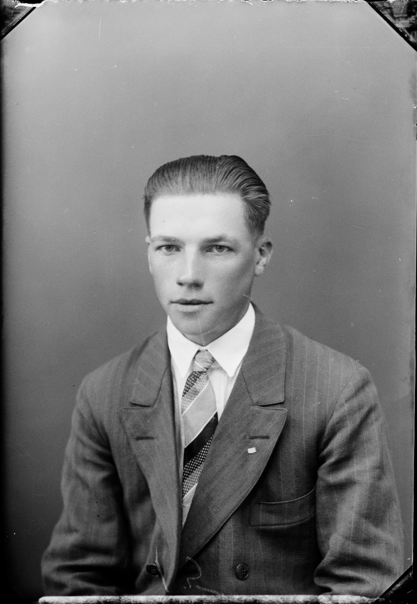 Skötsner-Edhlund, Ateljéporträtt - Sven Andersson från Söderby, Börstil socken, Uppland